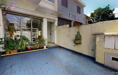 Imagem: A casa possui 3 Dormitórios, 3 Banheiros, 1 Vaga na garagem