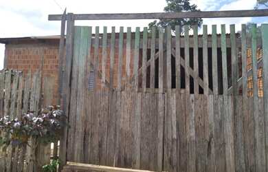 Imagem: A casa possui 2 Dormitórios, 1 Banheiro, 2 Vagas na garagem