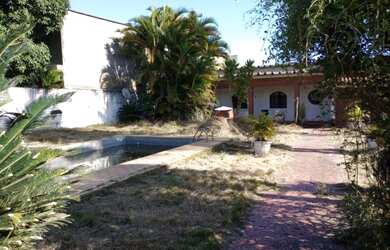 Imagem: A casa possui 3 Dormitórios, 4 Banheiros, 2 Vagas na garagem