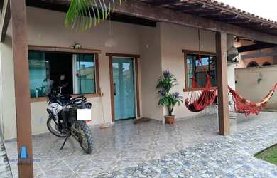 Imagem: A casa possui 3 Dormitórios, 2 Banheiros, 1 Vaga na garagem