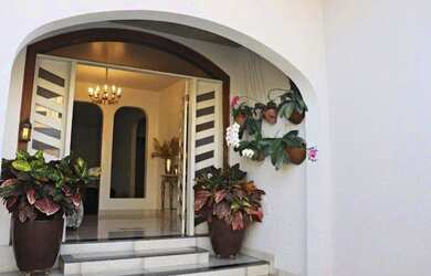 Imagem: A casa possui 3 Dormitórios, 2 Banheiros, 2 Vagas na garagem