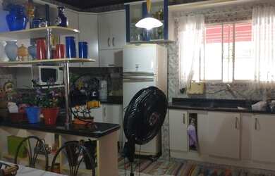 Imagem: A casa possui 3 Dormitórios, 2 Banheiros, 2 Vagas na garagem