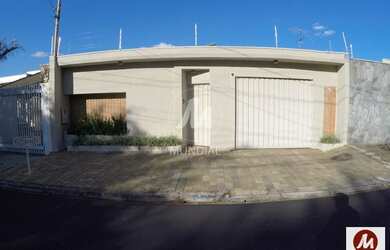 Imagem: A casa possui 3 Dormitórios, 3 Banheiros, 3 Vagas na garagem