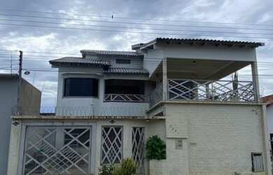 Imagem: A casa possui 3 Dormitórios, 5 Banheiros, 4 Vagas na garagem