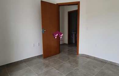 Imagem: A casa possui 2 Dormitórios, 2 Banheiros, 2 Vagas na garagem