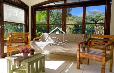 Imagem: A casa possui 3 Dormitórios, 2 Banheiros e 150m² de Área