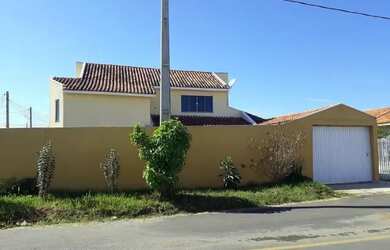 Imagem: A casa possui 4 Dormitórios, 3 Banheiros, 3 Vagas na garagem