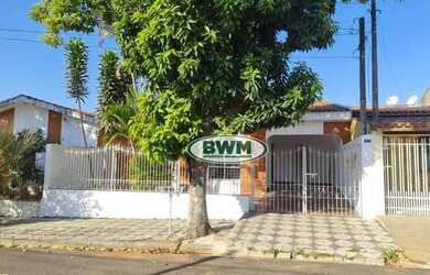 Imagem: A casa possui 3 Dormitórios, 2 Banheiros, 2 Vagas na garagem