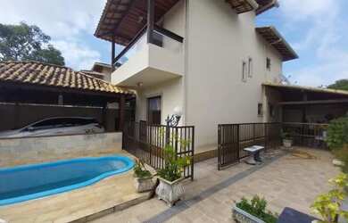 Imagem: A casa possui 3 Dormitórios, 3 Banheiros, 1 Vaga na garagem