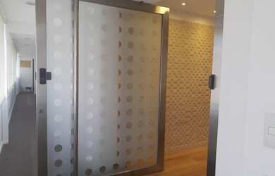 Imagem: O depósito possui 4 Vagas na garagem e 210m² de Área e está