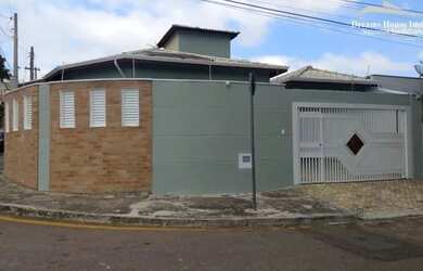 Imagem: A casa possui 2 Dormitórios, 3 Banheiros, 3 Vagas na garagem