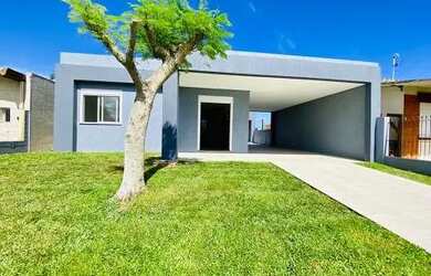 Imagem: A casa possui 3 Dormitórios, 2 Banheiros, 2 Vagas na garagem