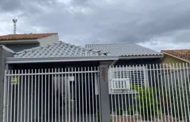 Imagem: A casa possui 2 Dormitórios, 2 Banheiros, 2 Vagas na garagem