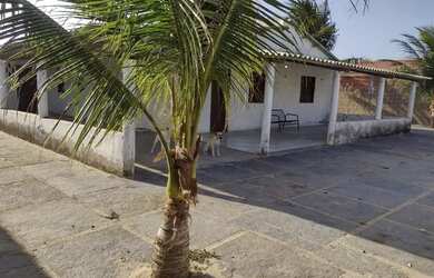 Imagem: A casa possui 3 Dormitórios, 4 Banheiros, 3 Vagas na garagem