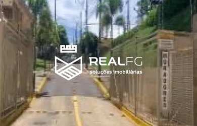 Imagem: A casa possui 2 Dormitórios, 1 Banheiro, 2 Vagas na garagem