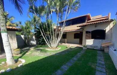 Imagem: A casa possui 3 Dormitórios, 2 Banheiros, 4 Vagas na garagem