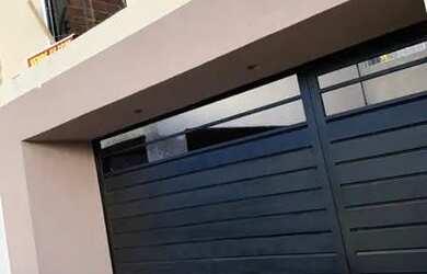 Imagem: A casa possui 2 Dormitórios, 2 Banheiros, 2 Vagas na garagem