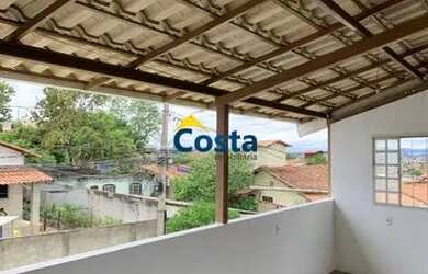 Imagem: A casa possui 3 Dormitórios, 1 Banheiro, 1 Vaga na garagem