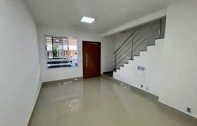 Imagem: A casa em condomínio possui 3 Dormitórios, 1 Banheiro, 2 Vagas