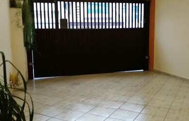 Imagem: A casa possui 3 Dormitórios, 2 Banheiros, 1 Vaga na garagem