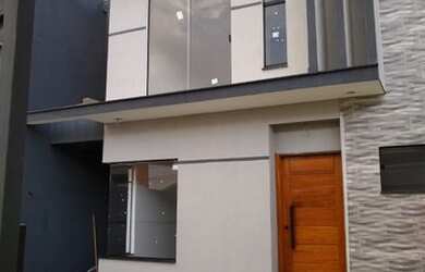 Imagem: A casa possui 3 Dormitórios, 3 Banheiros, 2 Vagas na garagem