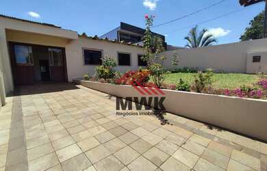 Imagem: A casa possui 3 Dormitórios, 1 Banheiro, 4 Vagas na garagem