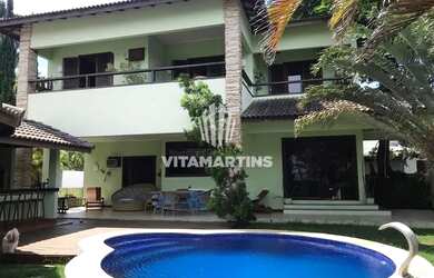 Imagem: A casa possui 4 Dormitórios, 5 Banheiros, 2 Vagas na garagem