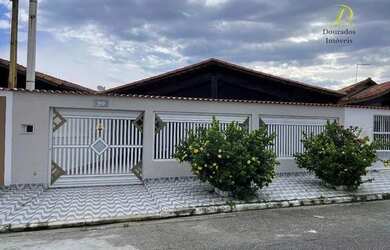 Imagem: A casa possui 3 Dormitórios, 2 Banheiros, 5 Vagas na garagem