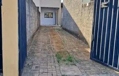 Imagem: A casa possui 2 Dormitórios, 1 Banheiro, 1 Vaga na garagem