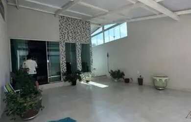 Imagem: A casa possui 3 Dormitórios, 2 Banheiros, 2 Vagas na garagem