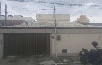 Imagem: A casa possui 3 Dormitórios, 3 Banheiros, 2 Vagas na garagem