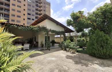 Imagem: A casa possui 3 Dormitórios, 3 Banheiros, 3 Vagas na garagem