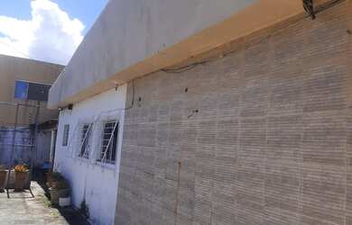 Imagem: A casa possui 5 Dormitórios, 3 Banheiros, 3 Vagas na garagem