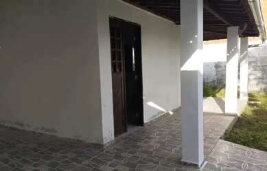 Imagem: A casa possui 3 Dormitórios, 1 Banheiro, 4 Vagas na garagem