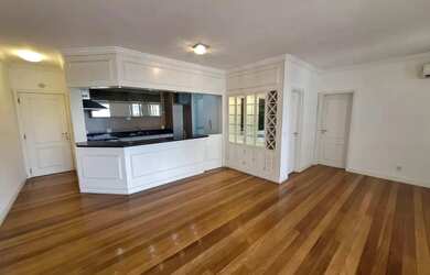 Imagem 2: O imóvel oferece 2 suítes, 1 banheiro, 1 escritório, 1 lavabo, 2 vagas...