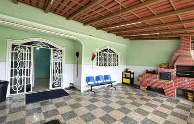 Imagem: A casa possui 3 Dormitórios, 1 Banheiro, 2 Vagas na garagem