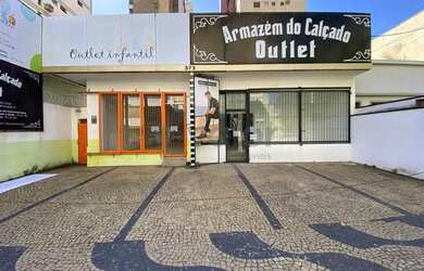 Imagem: O depósito para alugar possui 5 Vagas na garagem e 235m² de