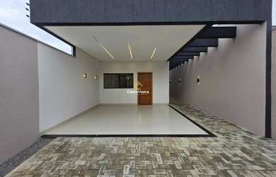 Imagem: A casa possui 3 Dormitórios, 2 Banheiros, 2 Vagas na garagem