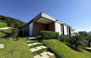 Imagem: A casa possui 3 Dormitórios, 3 Banheiros, 2 Vagas na garagem