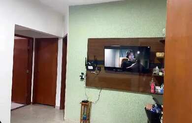 Imagem: A casa possui 2 Dormitórios, 1 Banheiro, 2 Vagas na garagem