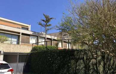 Imagem: A casa possui 5 Dormitórios, 4 Banheiros, 5 Vagas na garagem