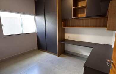 Imagem: A casa possui 3 Dormitórios, 2 Banheiros, 2 Vagas na garagem