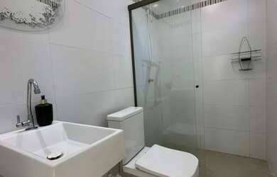 Imagem: A casa em condomínio possui 4 Dormitórios, 3 Banheiros, 5