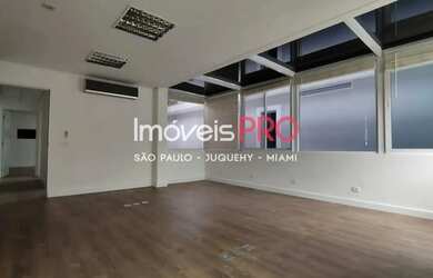 Imagem: O depósito possui 2 Vagas na garagem e 240m² de Área e está