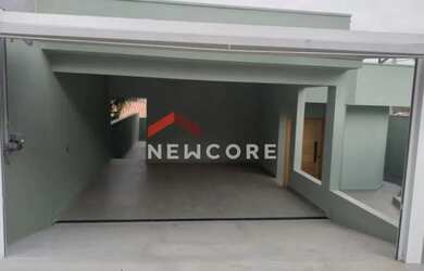 Imagem: A casa possui 3 Dormitórios, 2 Banheiros, 2 Vagas na garagem