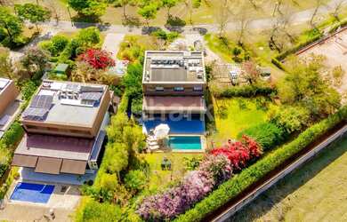 Imagem: A casa em condomínio possui 4 Dormitórios, 5 Banheiros, 4