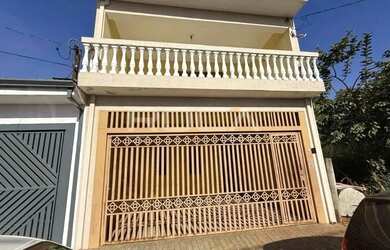 Imagem: A casa possui 3 Dormitórios, 2 Banheiros, 2 Vagas na garagem