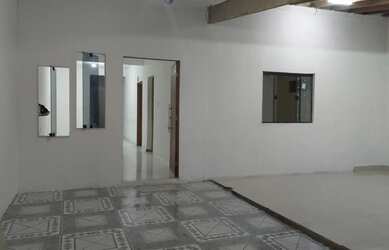 Imagem: A casa possui 3 Dormitórios, 1 Banheiro, 2 Vagas na garagem