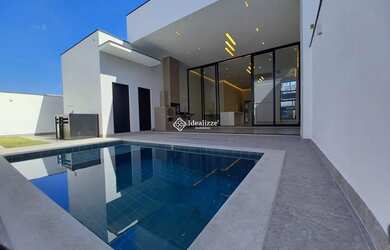 Imagem: A casa possui 3 Dormitórios, 2 Banheiros, 4 Vagas na garagem