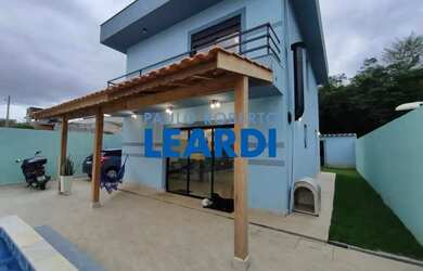 Imagem: A casa possui 3 Dormitórios, 3 Banheiros, 3 Vagas na garagem